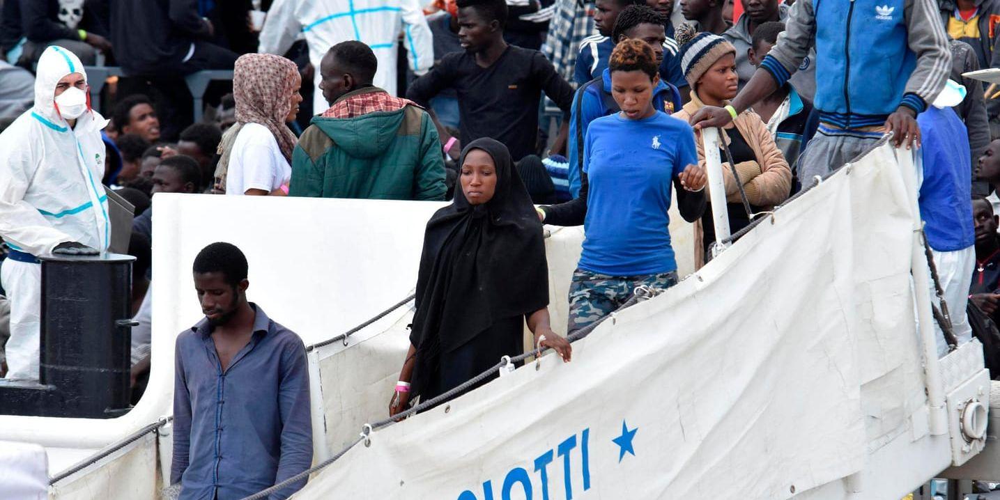 Migranter går i land i Catania på Sicilien efter att ha räddats av italiensk kustbevakning.