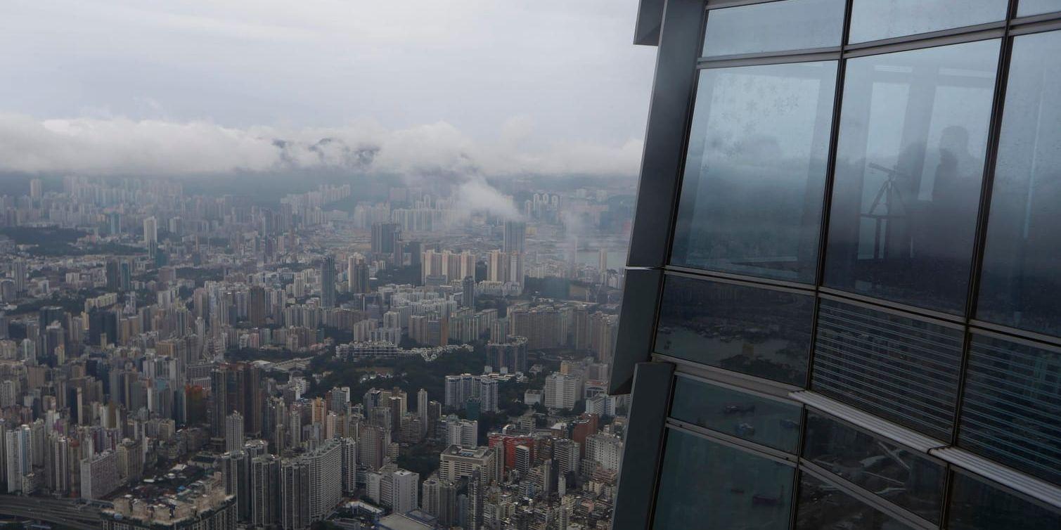 Polisen har gripit en man som misstänks för att ha mördar sin fru och son i ett rum på lyxhotellet Ritz-Carlton i Hongkong. Hotellet ligger på de översta våningarna i Hongkongs högsta skyskrapa och är känt bland annat för sin magnifika utsikt. Arkivbild.