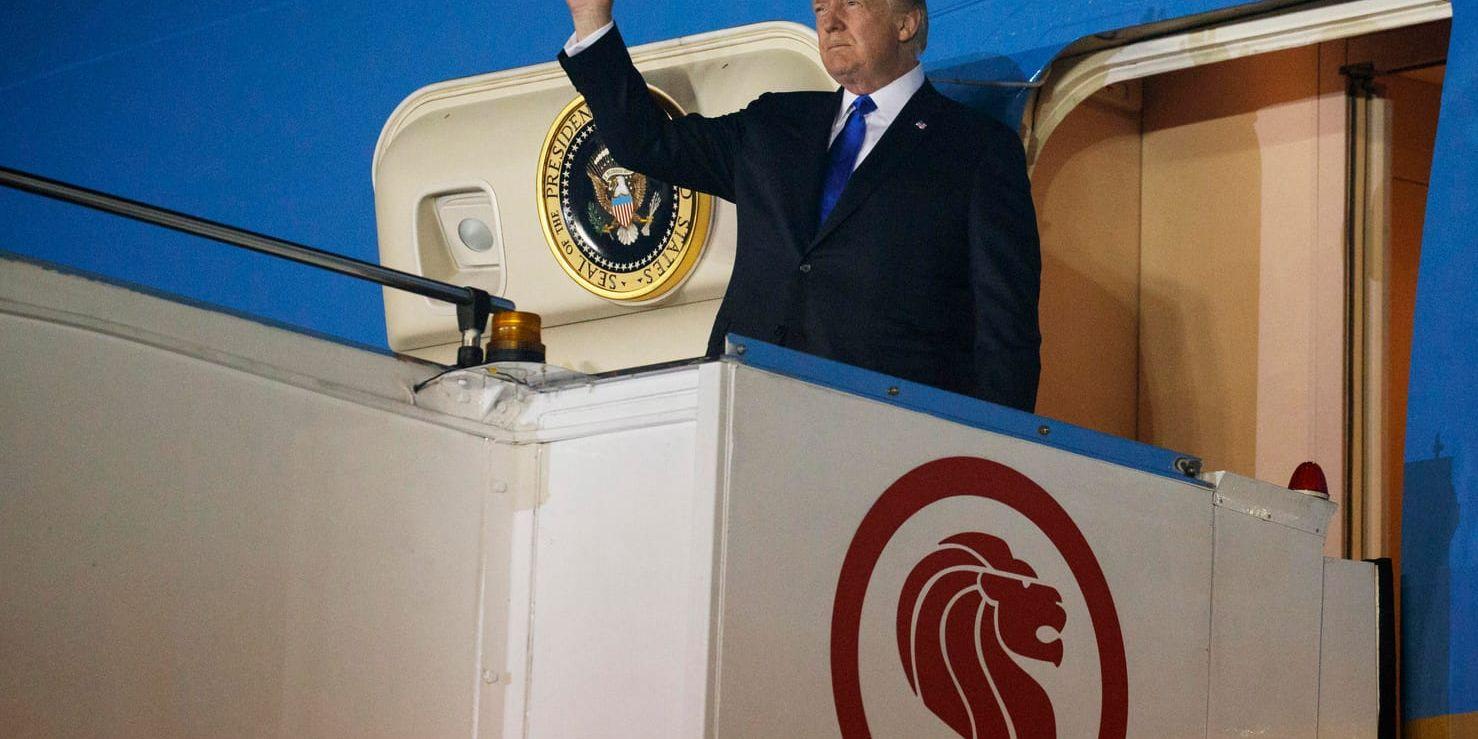 USA:s president Donald Trump vid ankomsten till flygbasen Paya Lebar i Singapore under söndagskvällen lokal tid.