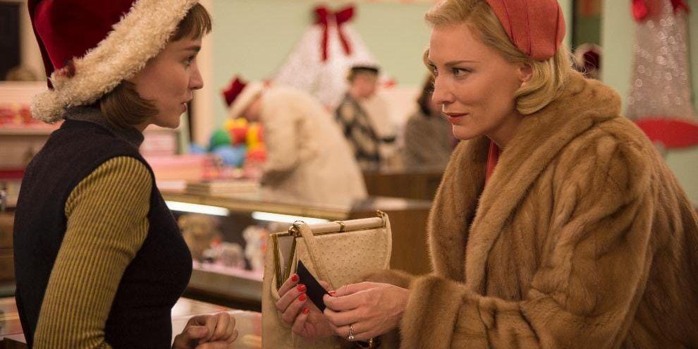 Omtumlande möte. Expediten Therese (Rooney Mara) upptäcker genast den flärdfulla kvinnan (Cate Blanchett) som sticker ut i mängden i sina exklusiva kläder.