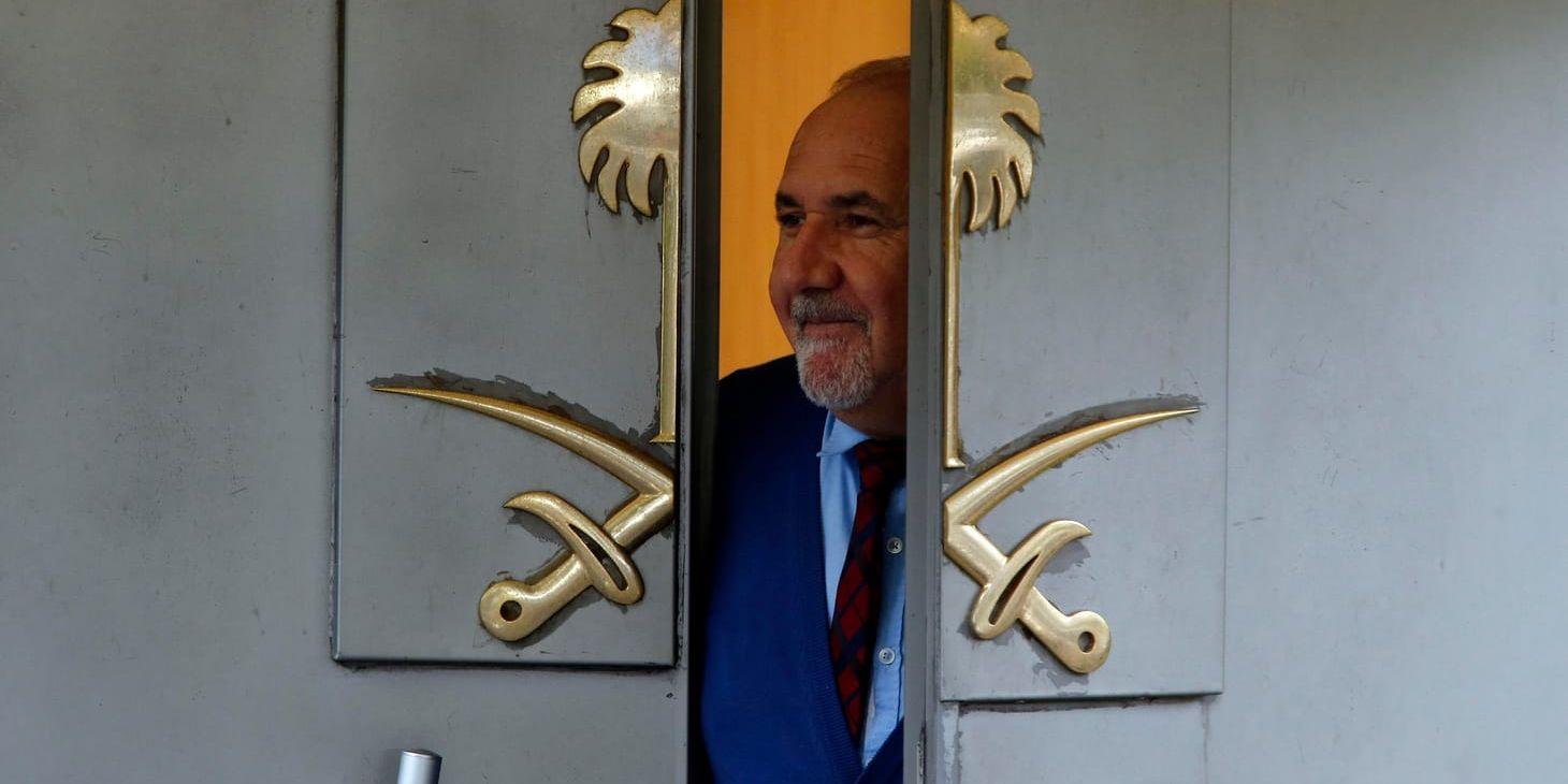 En vakt tittar ut genom ingången till Saudiarabiens konsulat i Istanbul.