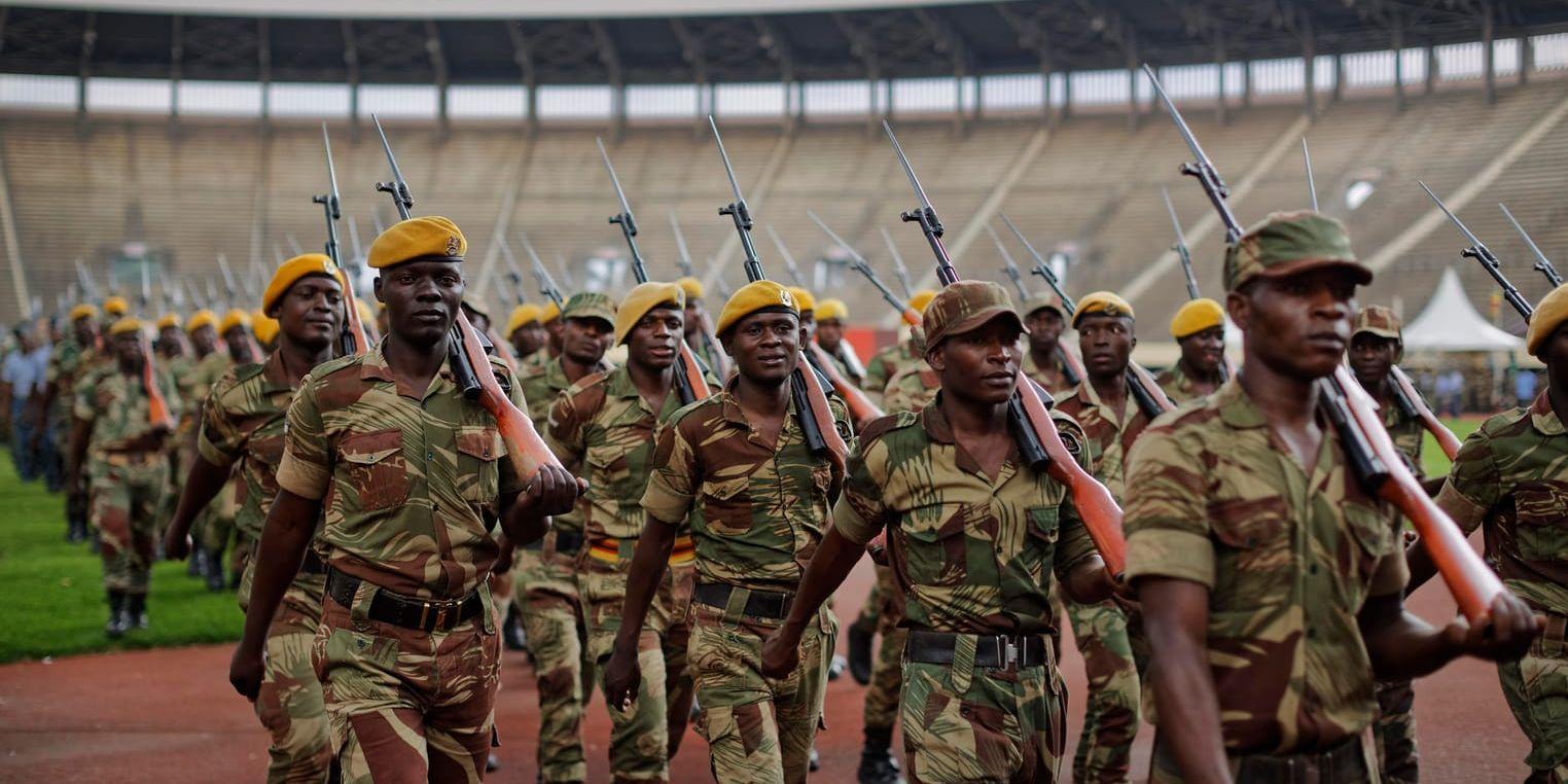 Övning inför fredagens presidentinstallation – en zimbabwisk militärparad. Efter 37 år får Zimbabwe en ny president.