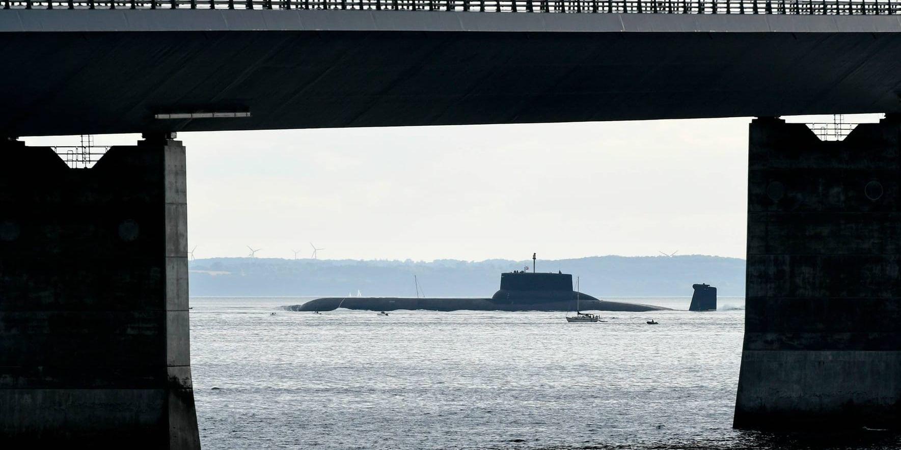 Den ryska atomubåten Dmitrij Donskoj passerar Stora Bältbron på fredagskvällen.
