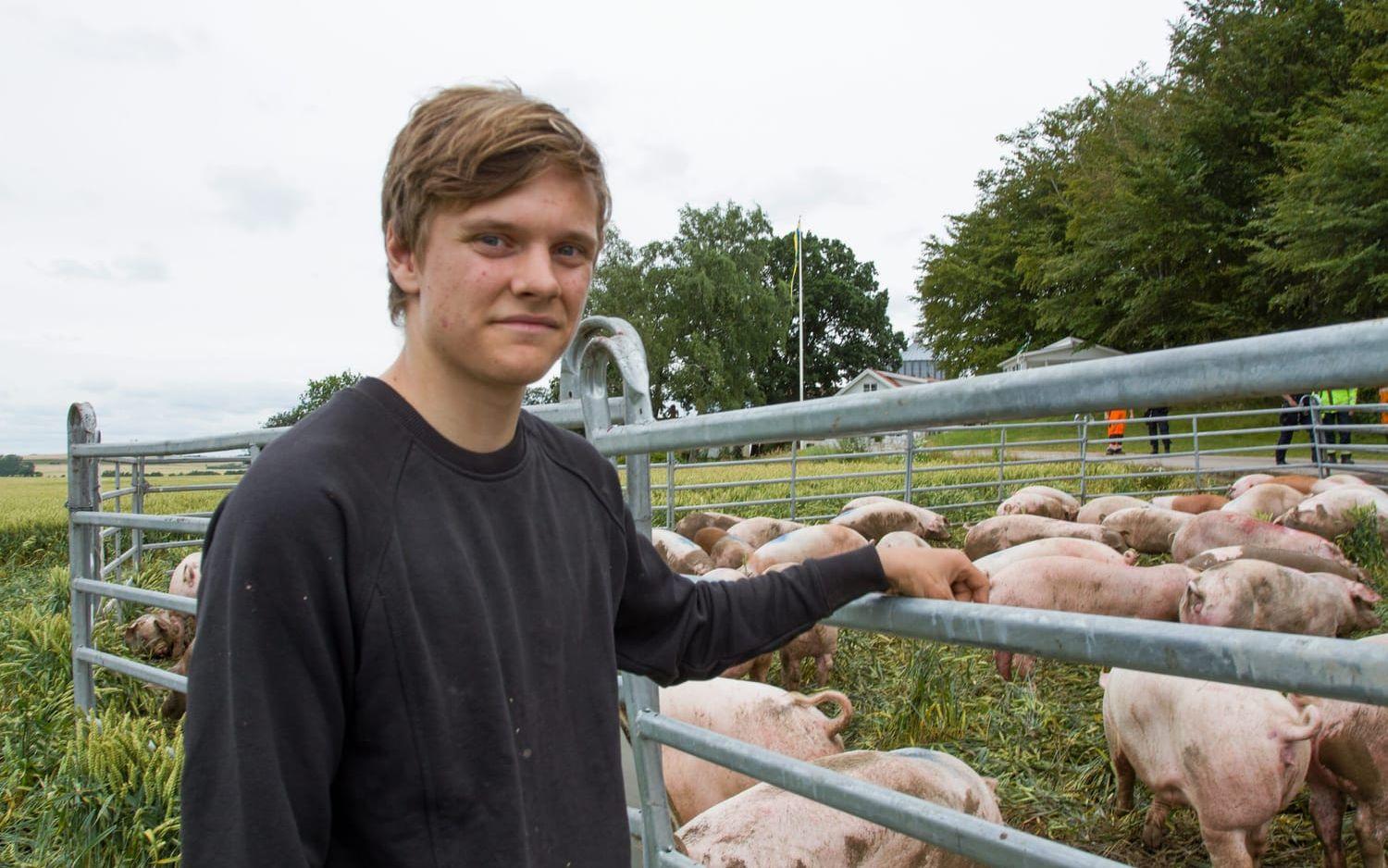 Axel Månsson, 16, son till gårdsägaren Anders Månsson, som upptäckte att släpet hade vält och larmade.