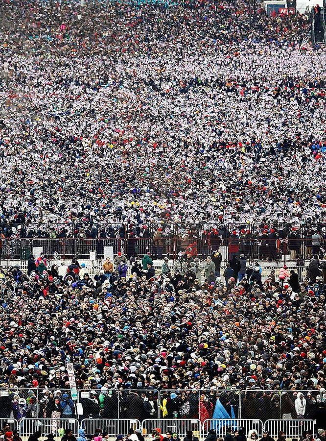 Mellan 800 000 - 900 000 människor väntas följa ceremonin i Washington under fredagen.