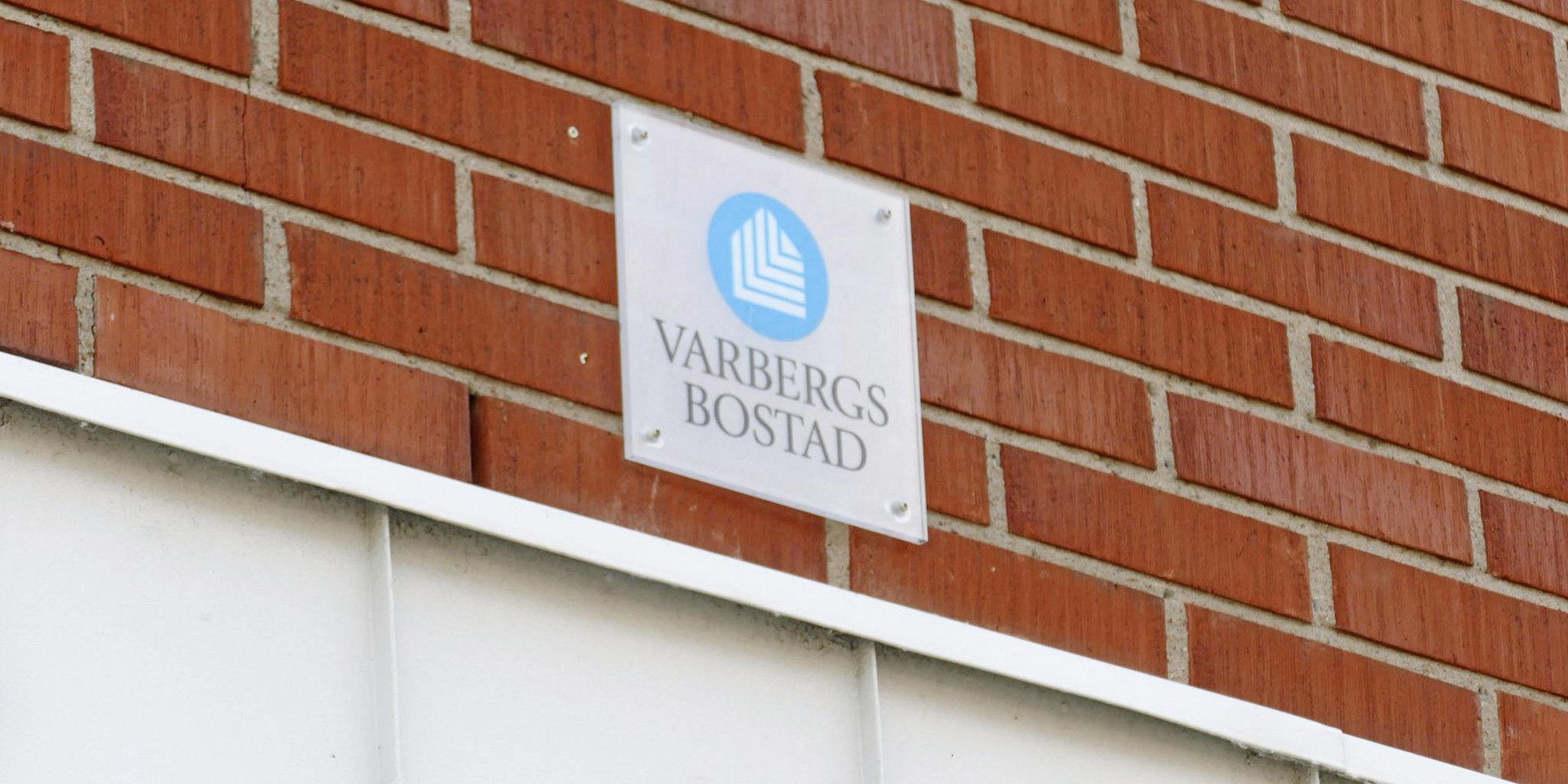 Varbergs Bostad-skylt i centrala Varberg.