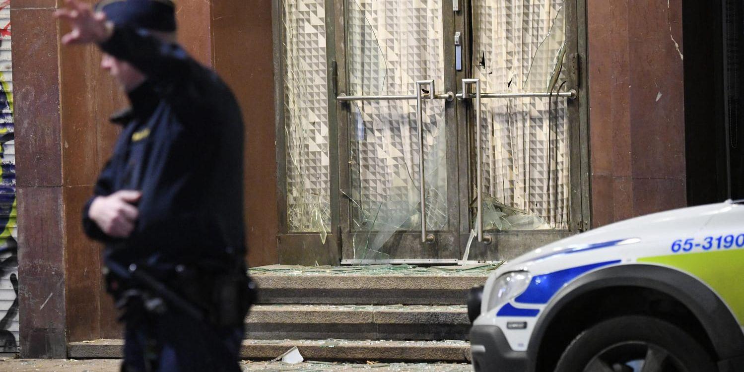 Polis vid entrén till lokalen på Rundelsgatan i Carolikvarteren i Malmö som skadats på torsdagskvällen. Polisen fick in flera larm om en smäll vid klockan 21.