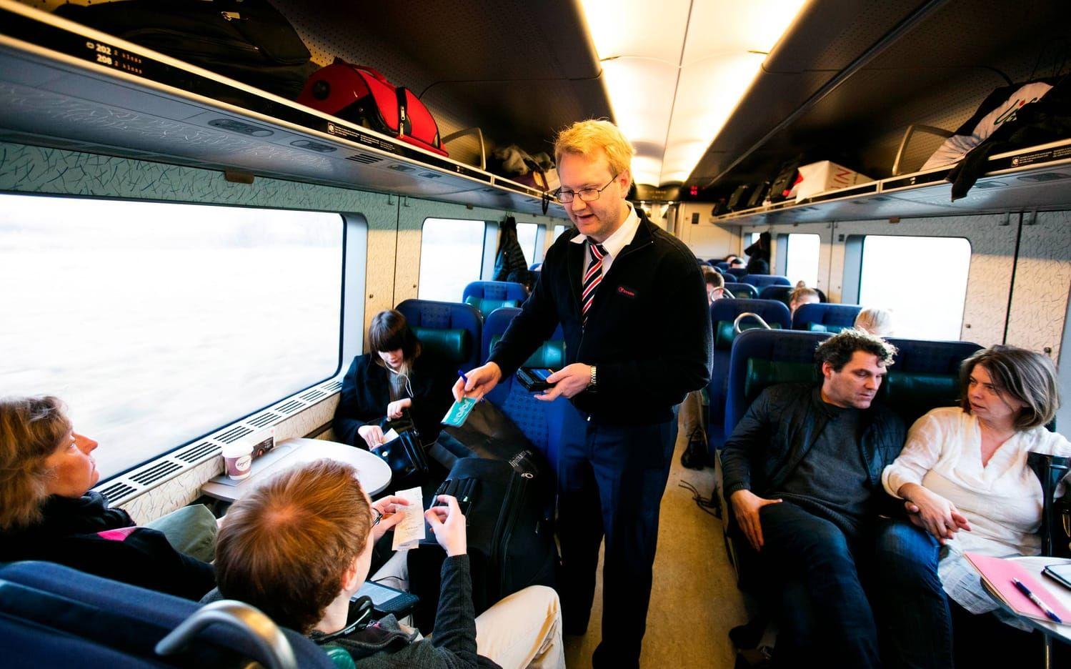 Mångsidigt yrke. Tågvärden Frank Stehn har många sysslor ombord på Öresundstågen, allt från att ­kolla biljetter till att ansvara för  säkerheten för de resande.