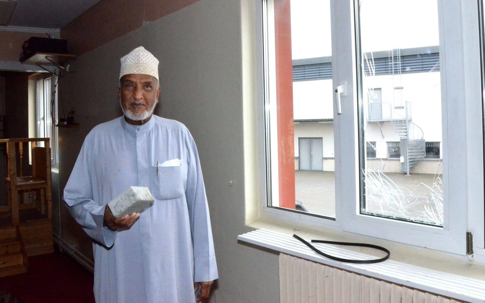 Ibrahim Ishal med en av de stenar som kastades in genom fönsterrutor till Falkenbergs moské. Bilder: Mårten Samuelson