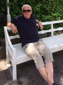 Farfar Conny Möller följer gärna med barn och barnbarn på årligt sommarbesök till Liseberg. Han stöttar med en slant, men hans nöje är att sitta på en bänk och titta på folk. Ibland tittar han bara på skor! eller häftiga shorts eller sommarskjortor! Bild: Lena Möller