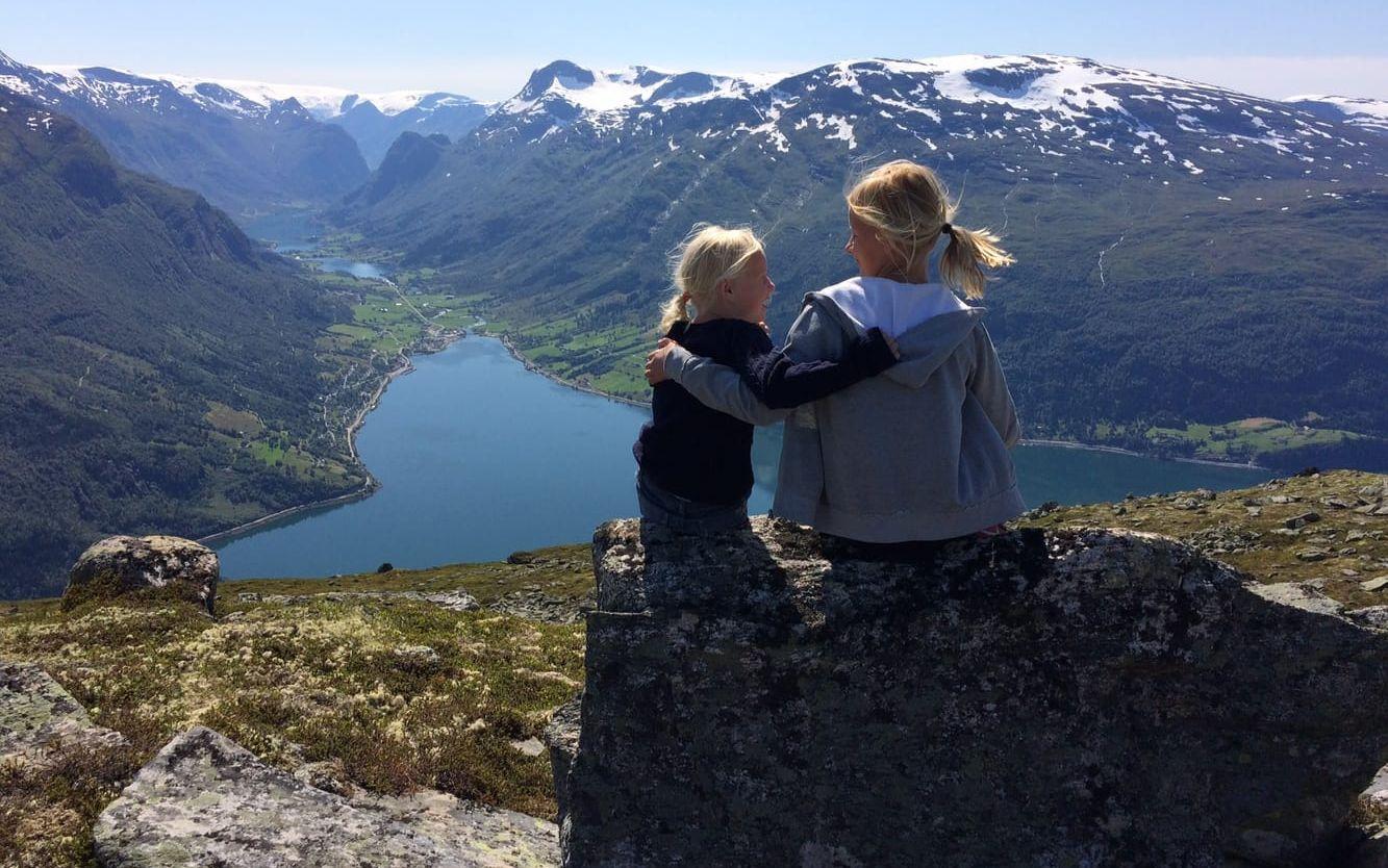 Ett fint minne från vår semester är när vi vandrade på Skredfjellet den 20 juli i Norge och tog oss en lunchpaus i det fria. Fantastisk utsikt! Då passade jag på att ta denna bild på mina flickor Elvira och Klara! BILD: Linda Gustavsson Andersson