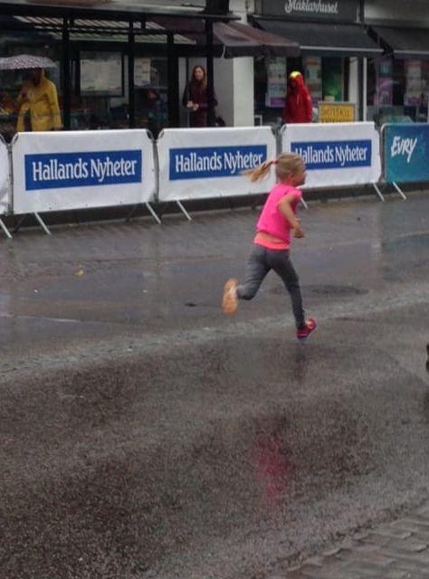 "Fullt ös i regnet" barnbarnet Ellen 7 år springer i "Paprikaloppet". BILD: Lisbeth Johansson