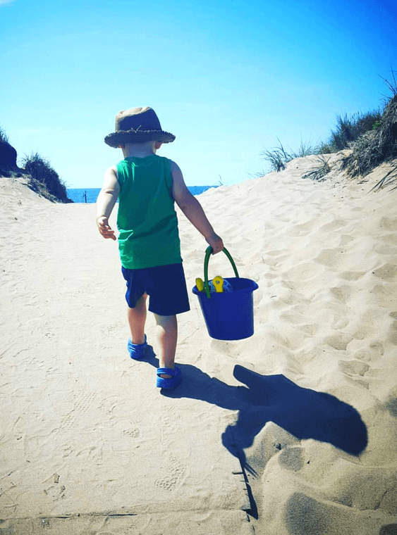 Vår son Angus påväg över sanddynerna och ner mot havet en vacker sommardag när livet är som bäst. BILD: Sandra Brosved