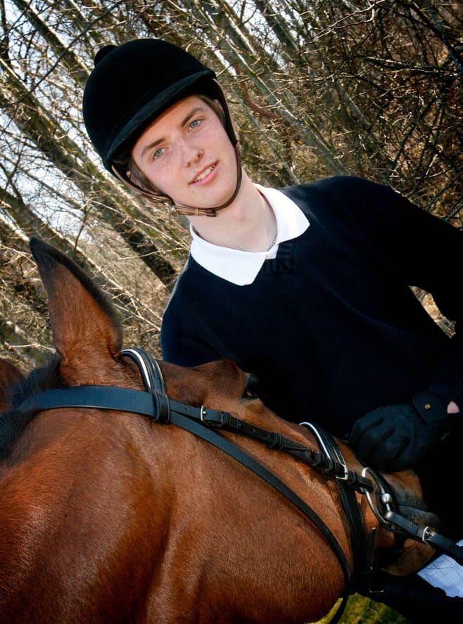 Tävlingsryttare. Viktor är uppväxt med hästar och tyckte om att tävla. Han var bland annat landslagsryttare i fälttävlan och har tagit ett SM-guld. Fotot är från 2009.
