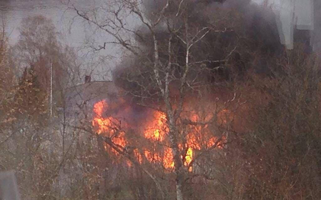 Enligt räddningstjänsten är den brinnande verkstaden i det närmaste totalförstörd. FOTO: Jimmy Granberg