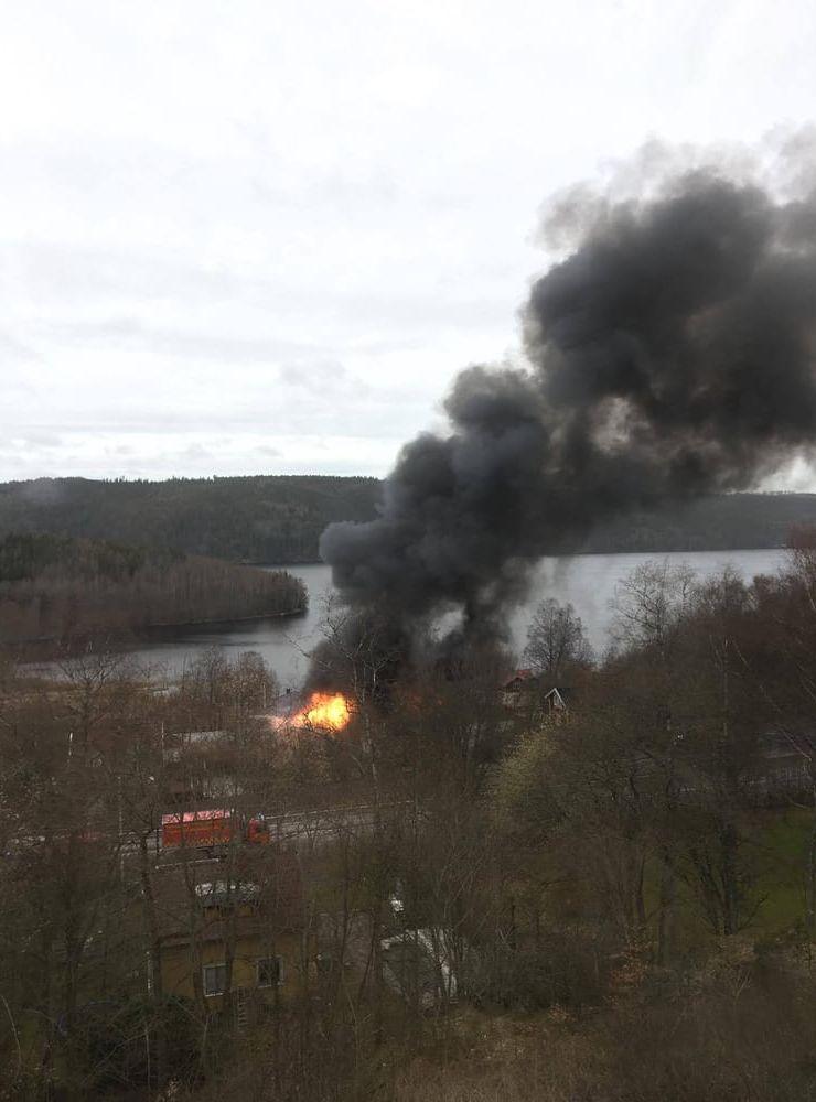 Tjocka svarta rökmoln steg under branden mot skyn i samhället Frufällan utanför Borås. FOTO: Jimmy Granberg