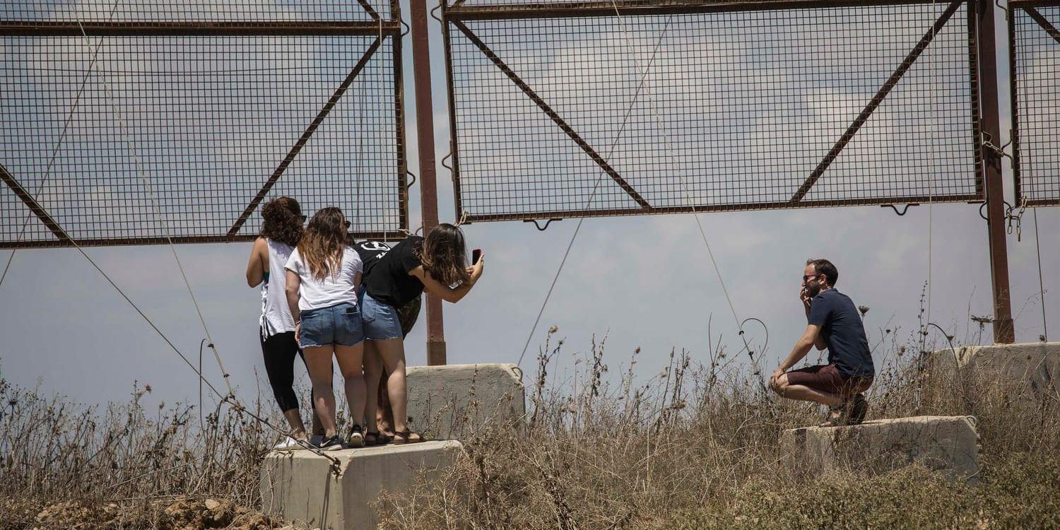Israeler tittar på Gazaremsan från gränsen mellan Israel och Gaza.