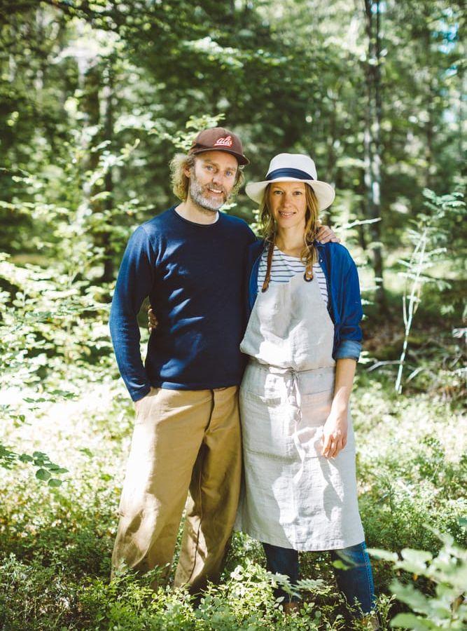 Flemming och Mette älskar båda den naturliga blandskogen på de sju hektar stora markerna som hör till Stedsans in the Woods. ”Här känner vi oss hemma”. Bild: Anders Andersson