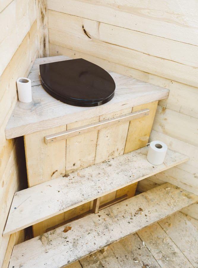 ”Med rätt mängd nitrat och karbon uppstår en process, som bryter ner fekalierna. Ett par gånger om året tömmer du toaletten och gräver ner mullen i skogen – där den blir till näring för träd och buskar.” Bild: Anders Andersson
