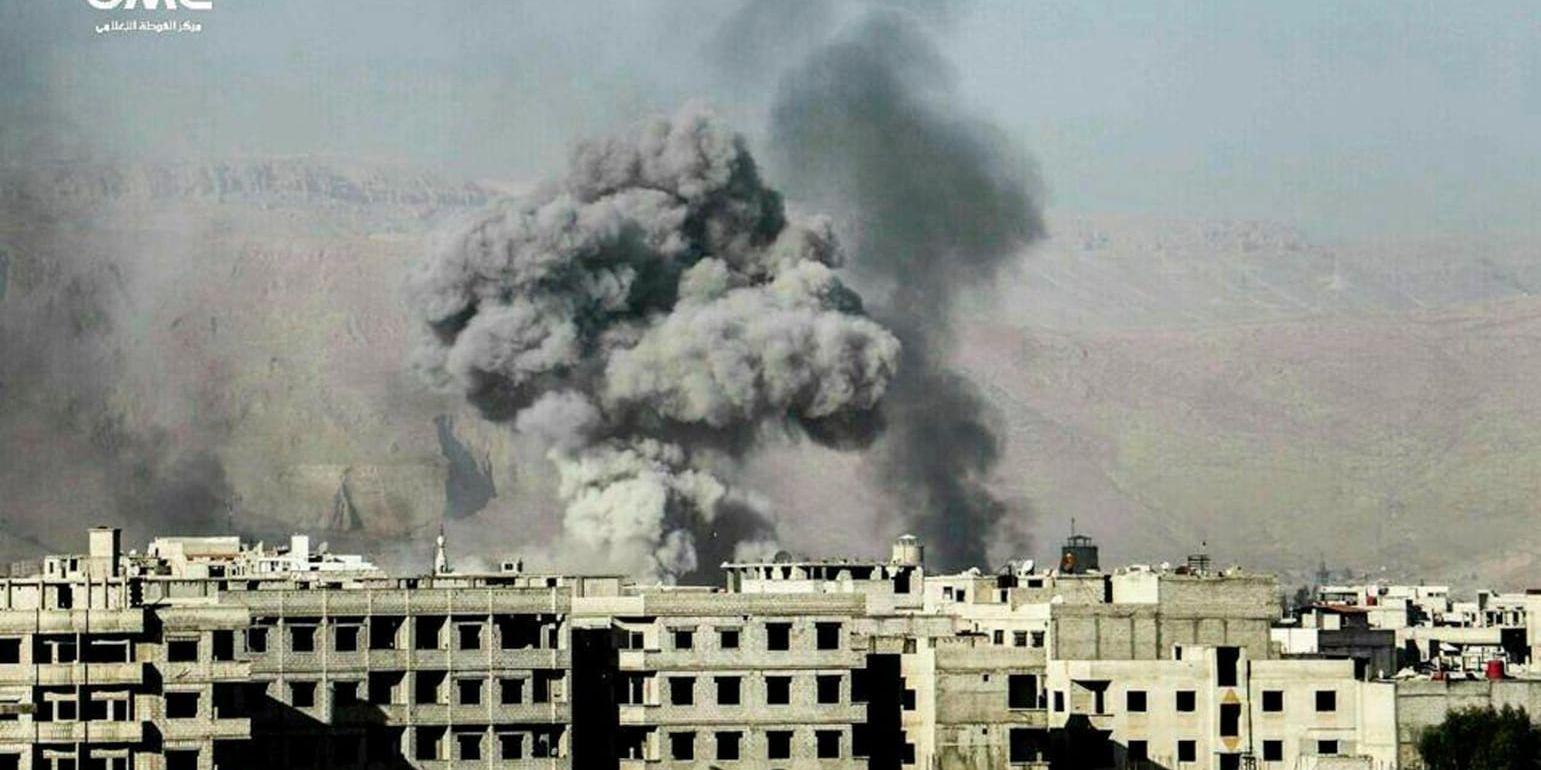 Rök stiger upp från östra Ghouta efter en flygattack mot området i november. Bilden kommer från aktivistgruppen Ghouta Media Center men har verifierats av nyhetsbyrån AP.