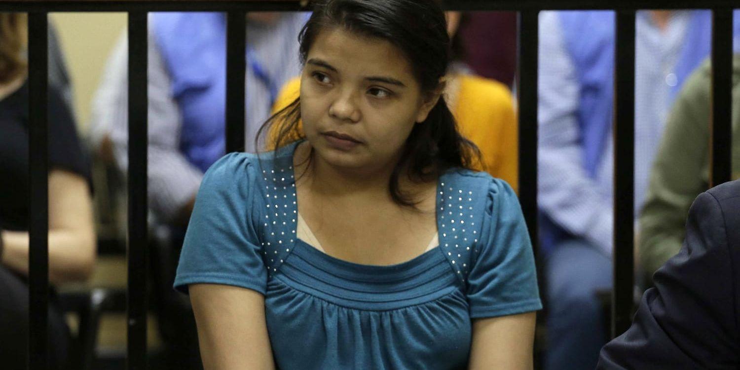 20-åriga Imelda Cortez under ett domstolssammanträde den 12 november i Usulután i östra El Salvador. Tanken var att den försenade rättegången mot henne skulle inledas. Men den fick återigen skjutas upp då åklagarsidans representant inte dök upp.