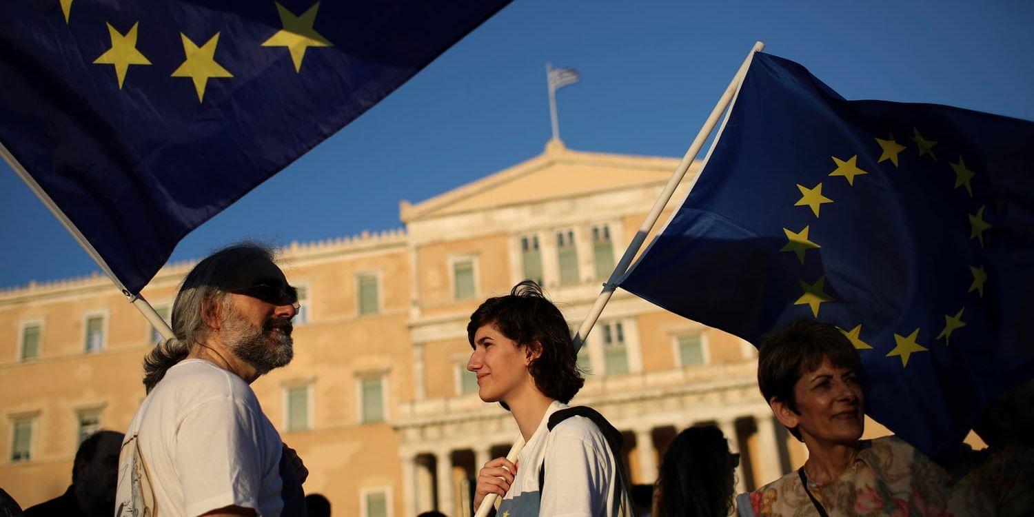 Grekiska demonstranter utanför parlamentet i Aten. Arkivbild.