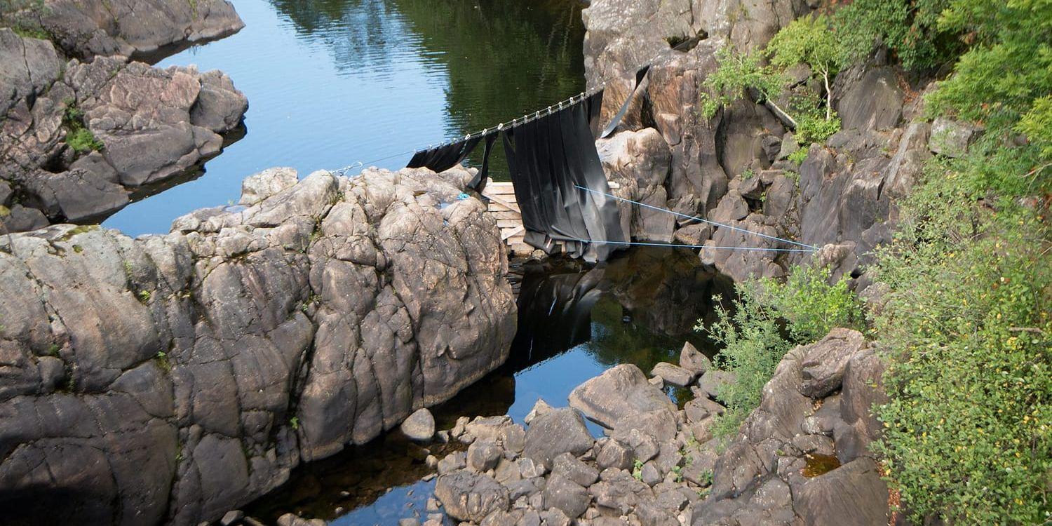 Laxhinder. De breda remsorna ska under tiden av vattenutsläpp hindra laxen från att hoppa upp i dammen vid Ätrafors kraftverk.