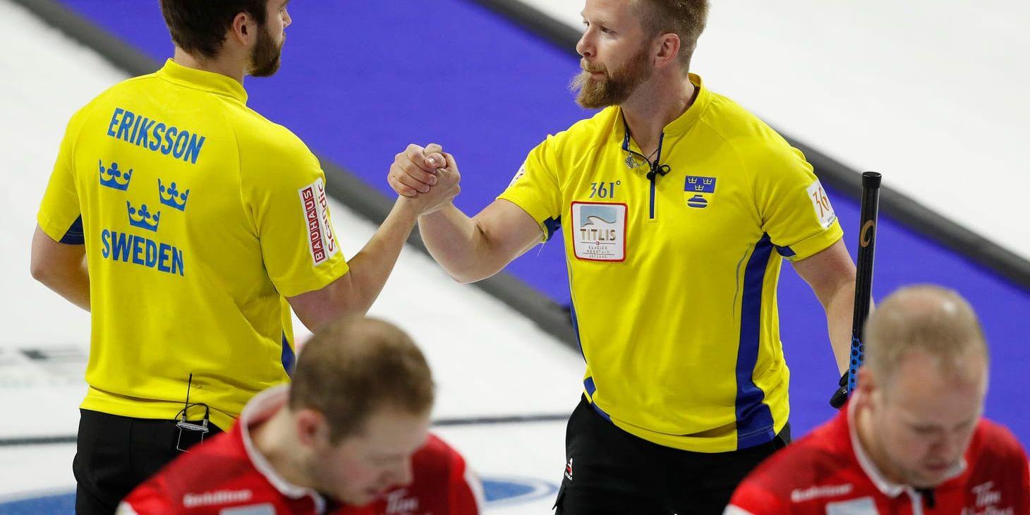 Niklas Edin, till höger, och Oskar Eriksson firar segern mot Kanada i curling-VM.