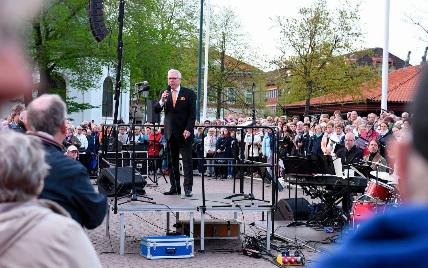 Anders Berglund, bland annat känd från tv-programmet "Så ska det låta" dirigerar. Här från den allra första Blanka Varberg Choir Festival. Bild: Anna Oscarson/Arkiv