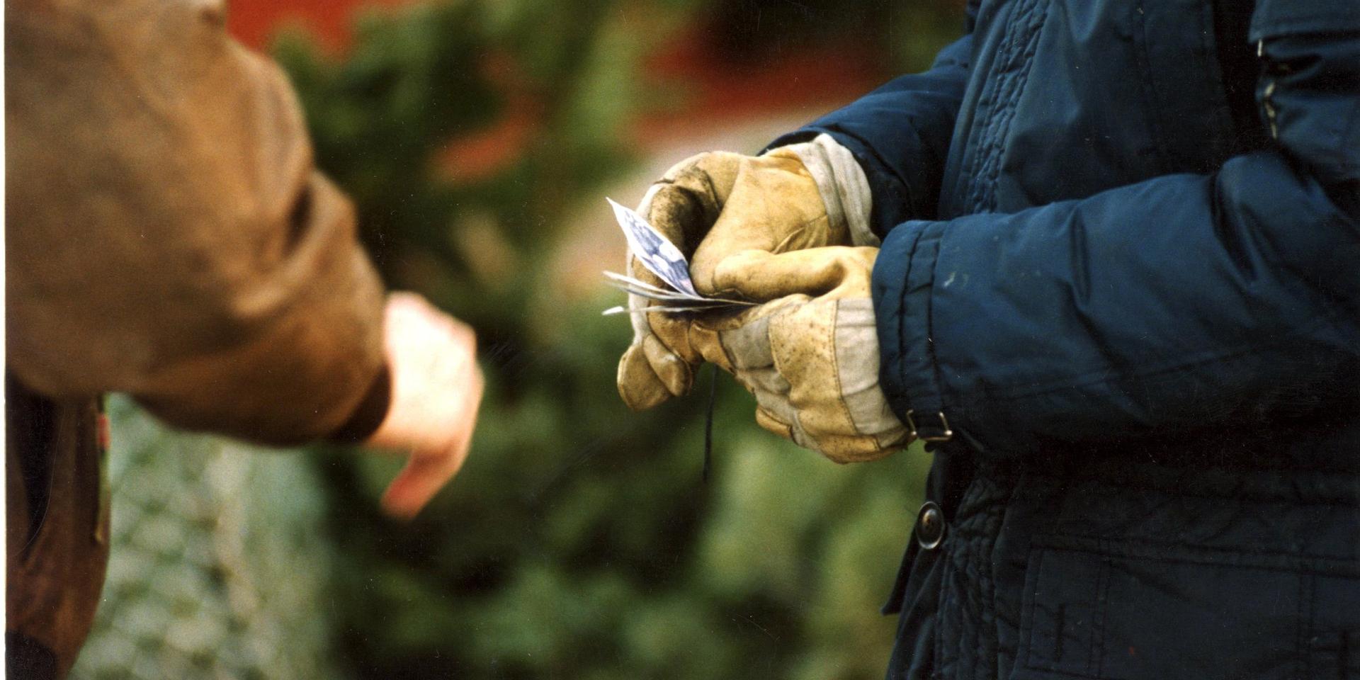© SCANPIX SWEDEN, 1993-12-21. 
Pengaöverlämning - muta.
Handskbeklädda händer med sedlar framsträckta för överlämning till mottagare. 
Foto: Janerik Henriksson/SCANPIX 
Code: 50010