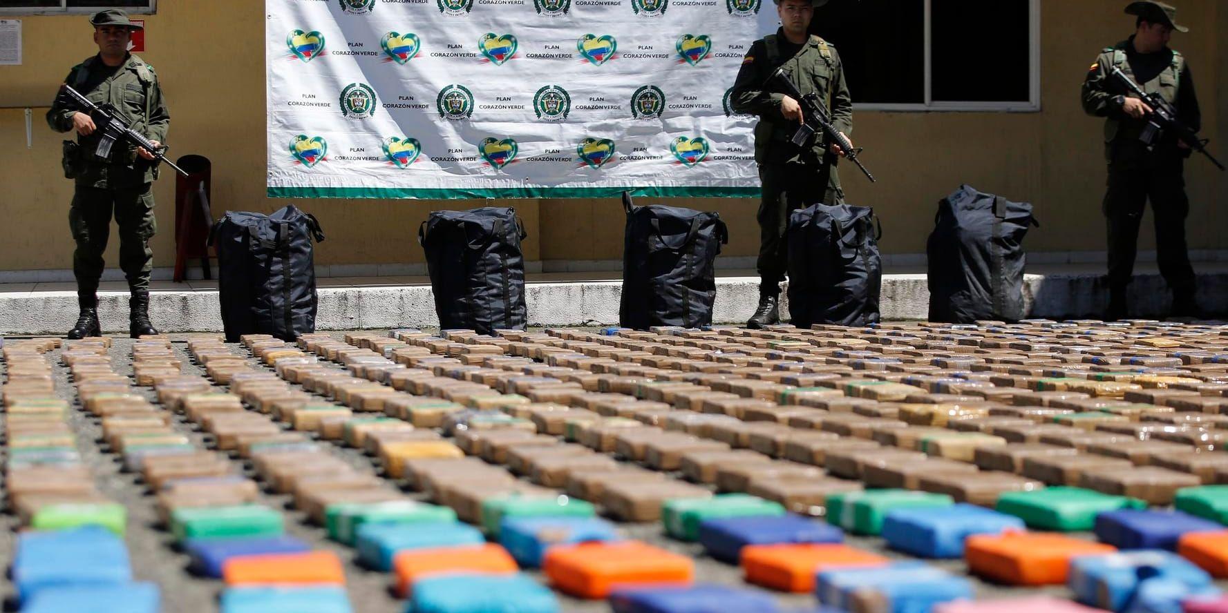 Colombiansk polis bevakar tillslaget av ett ton kokain som skedde tidigare i somras. Arkivbild.