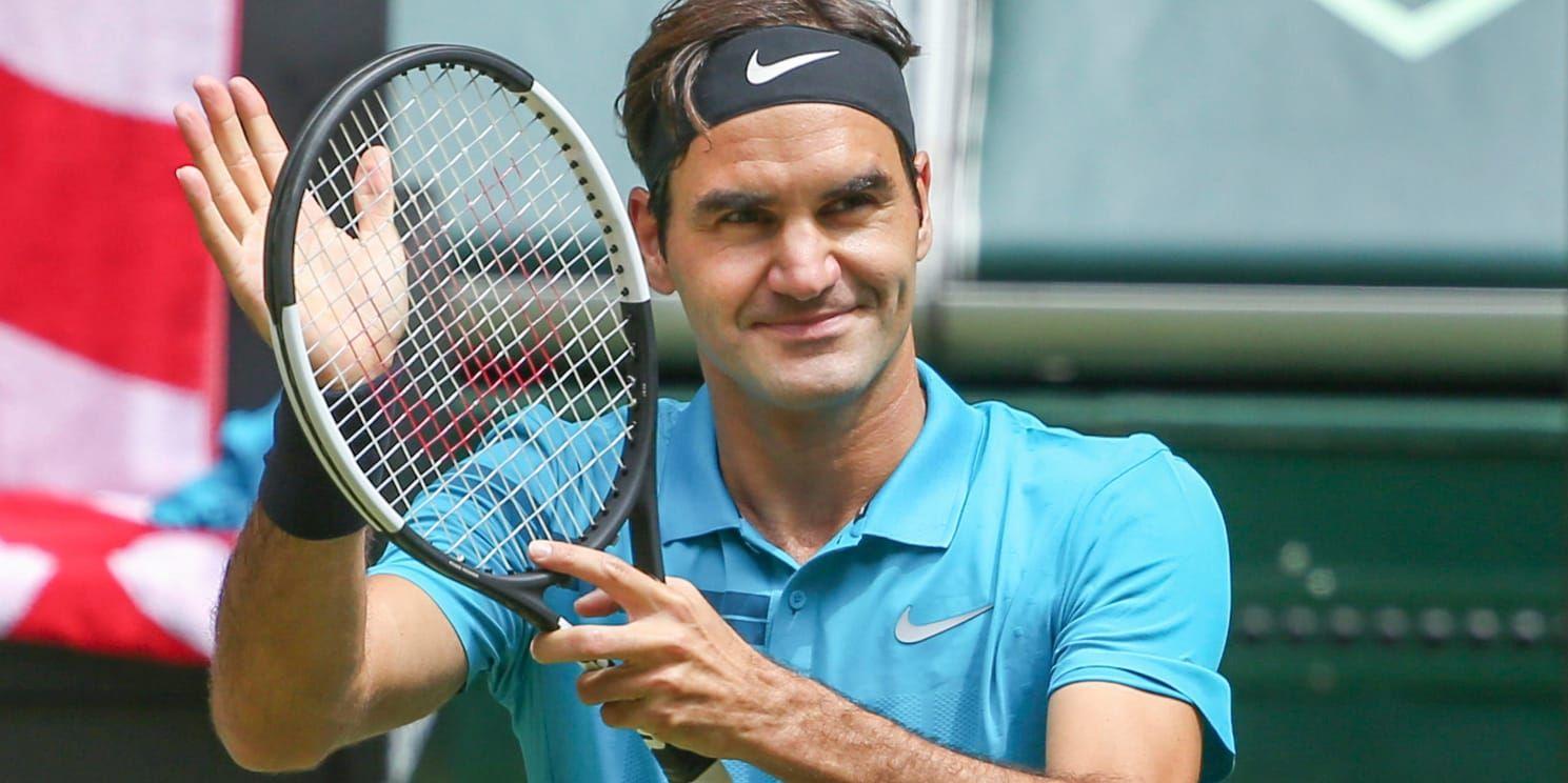 Roger Federer firar semifinalsegern i Halle.