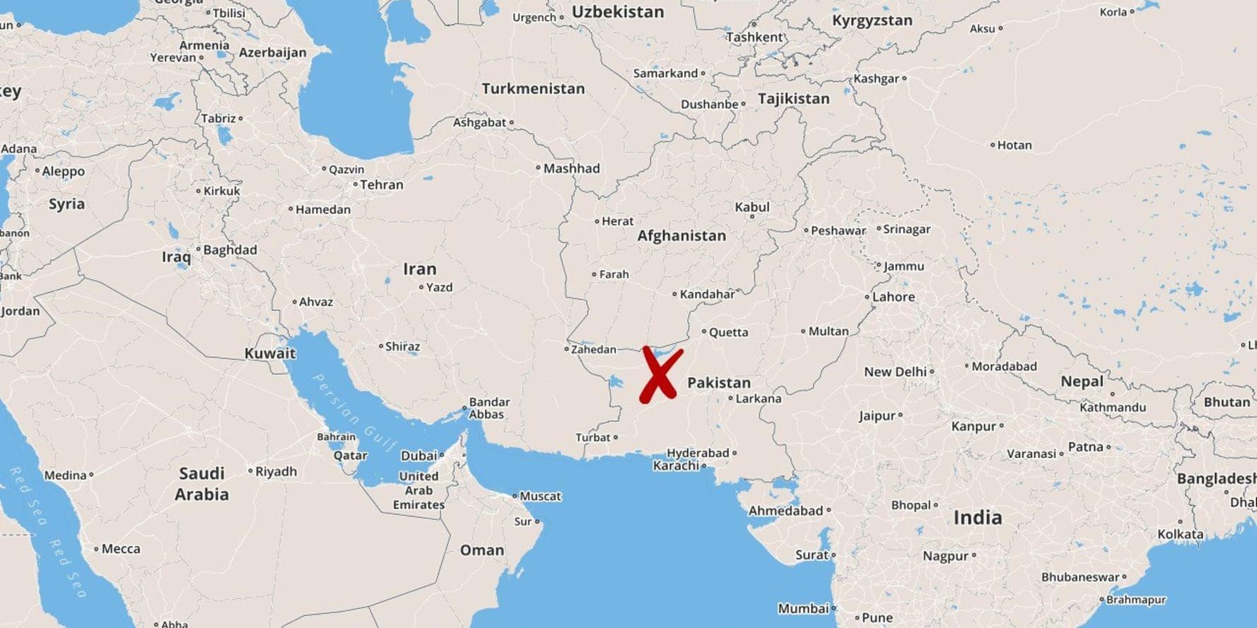 Minst nio personer dödades och 21 skadades när tre beväpnade män attackerade en polisstation i den oroliga provinsen Baluchistan i sydvästra Pakistan.