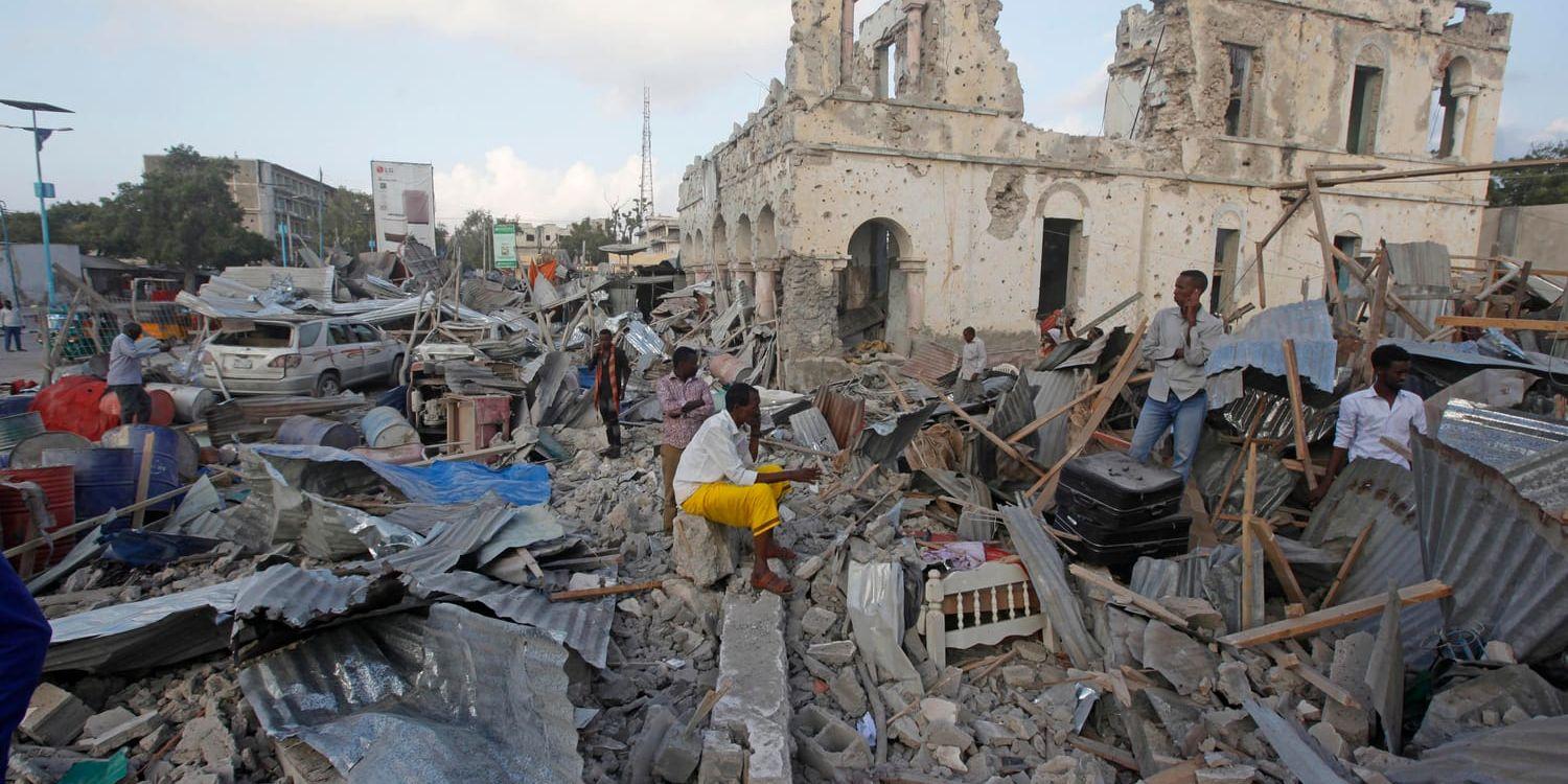 Mogadishubor på platsen för fredagens bombdåd.