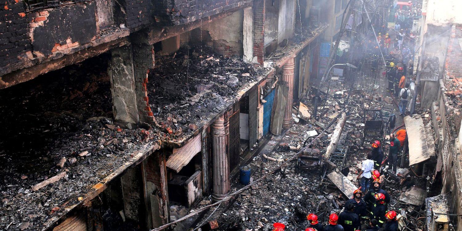 Minst fem byggnader i Dhakas gamla kvarter härjades av branden.