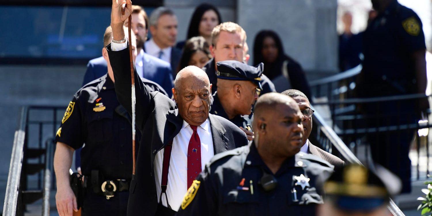 Bill Cosby lämnar domstolen efter att han fälldes i våras. Arkivbild.