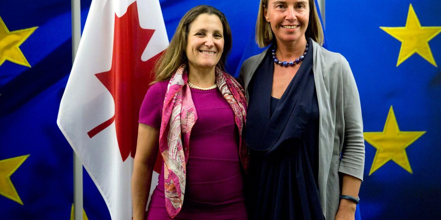Kanadas utrikesminister Chrystia Freeland, till vänster, tillsammans med EU:s utrikeschef Federica Mogherini i Bryssel. Arkivbild.