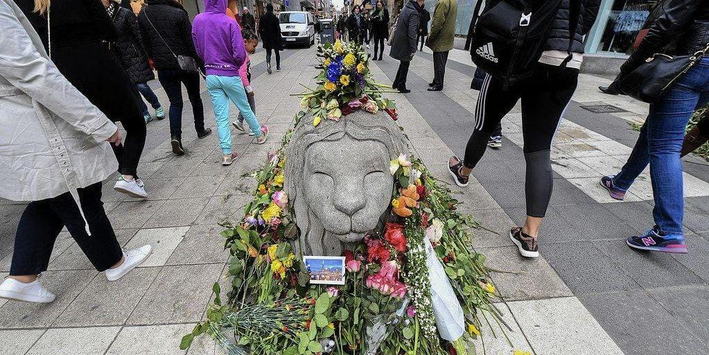 Efter terrordådet. Blommor lades bland annat på lejonen på Drottninggatan efter terrordådet i Stockholm i april.