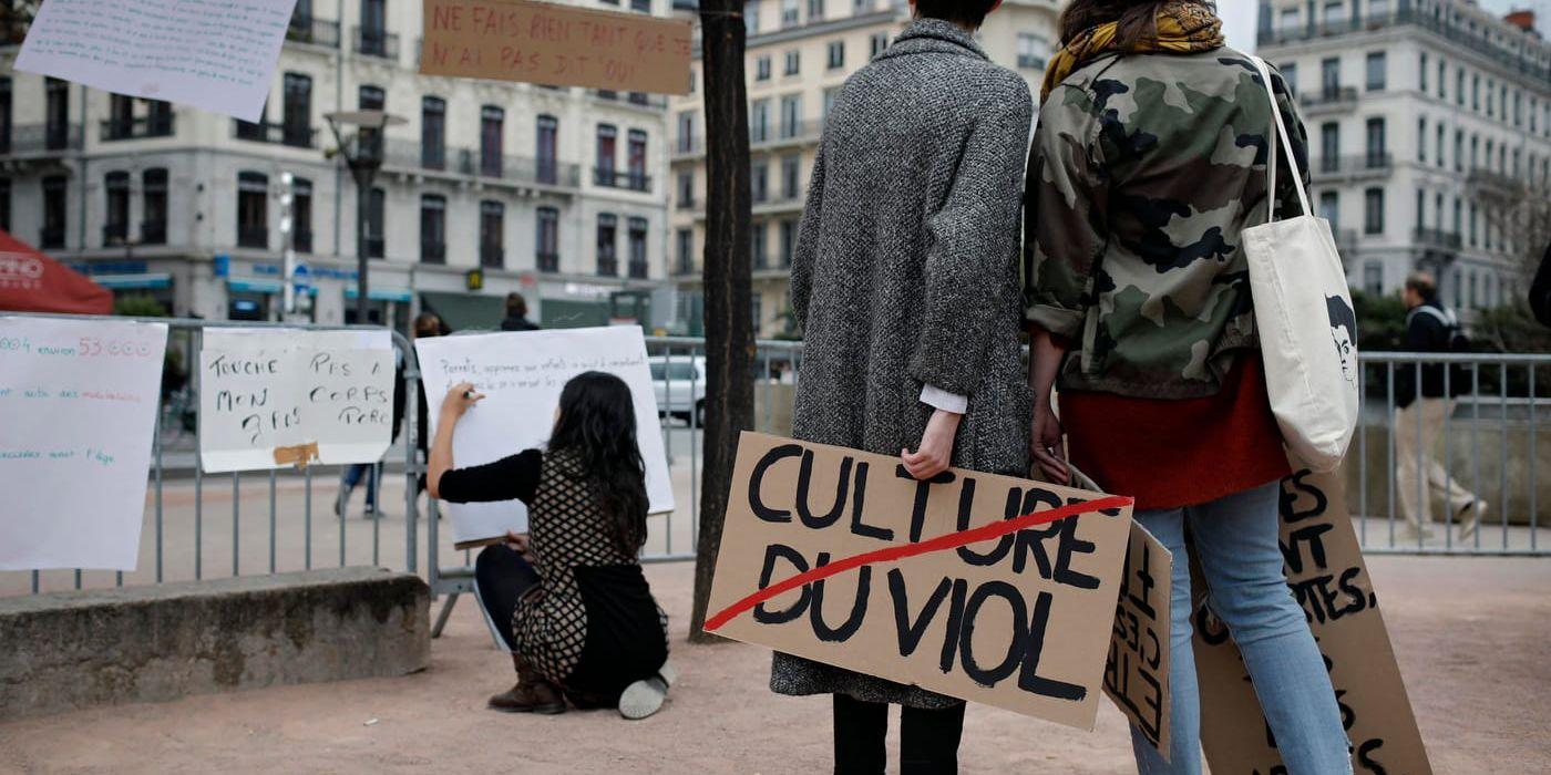 En kvinna håller en skylt med texten "våldtäktskultur" under en demonstration i franska Lyon mot sexuella övergrepp och trakasserier 2017. Arkivbild.