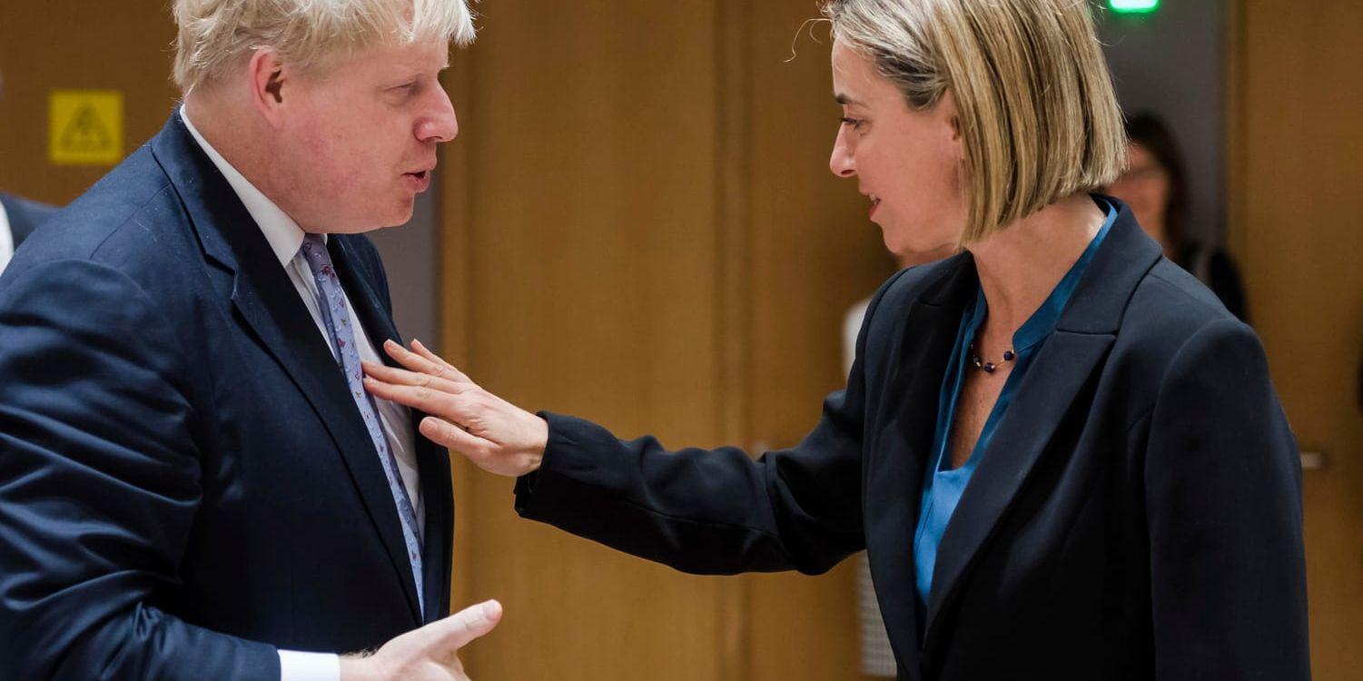 EU:s utrikeschef Federica Mogherini i samtal med den brittiske utrikesministern Boris Johnson under EU-utrikesministermötet i Bryssel.