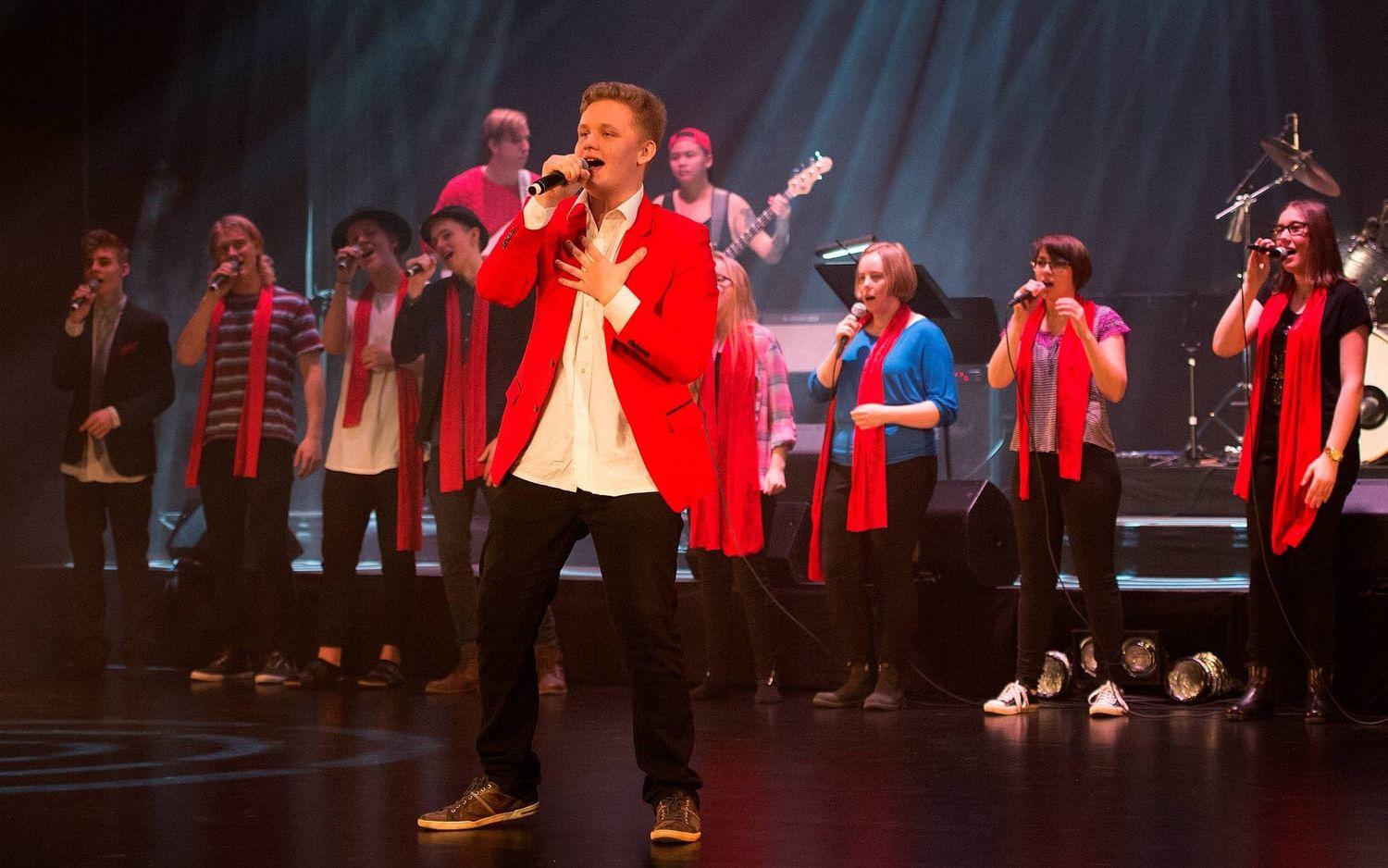 Timberlake. Jakob Johnsson får kliva längst fram och sjunga Justin Timberlakes ”Can´ stop the feeling”.