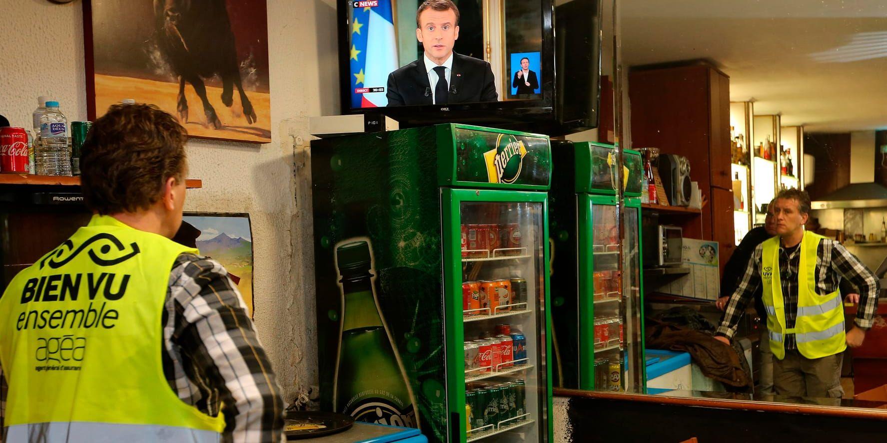 Yohann Piedagnel i Hendaye, sydvästra Frankrike, ser Macrons hett efterlängtade tv-tal. Presidenten går igenom sin värsta politiska kris någonsin.