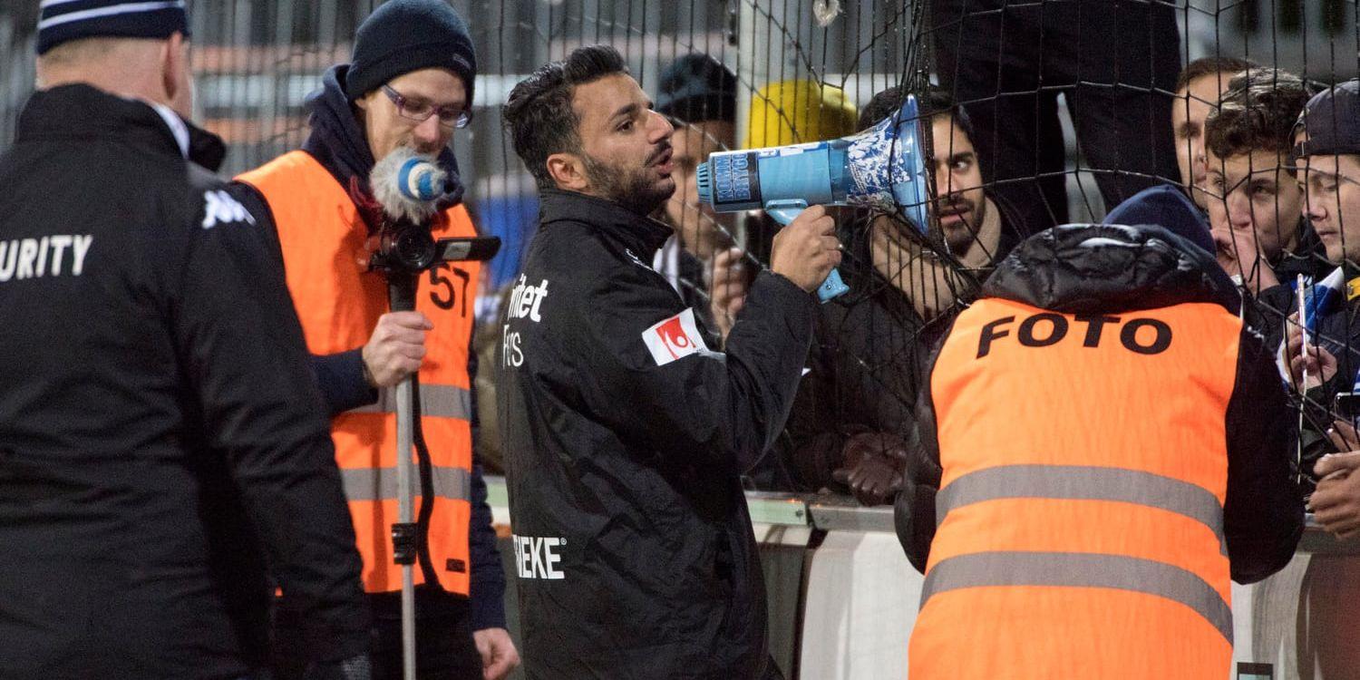 Tränaren Poya Asbaghi tackar IFK Göteborgs supportrar för stödet.