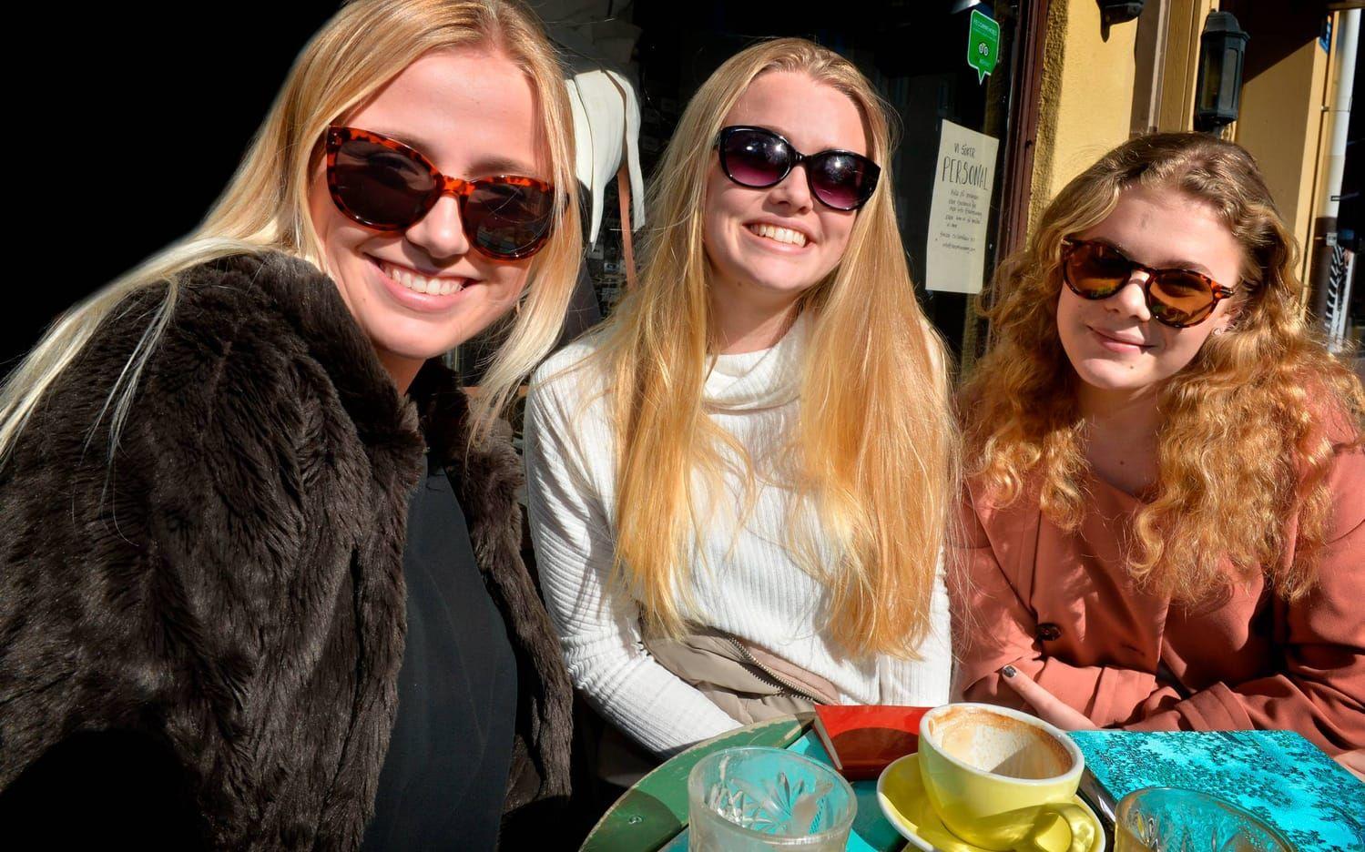 Märta Huldén, Minna Larsson och Jenny Sundqvist firar in helgen med fika på en av Varbergs uteserveringar. Bild: Annika Karlbom