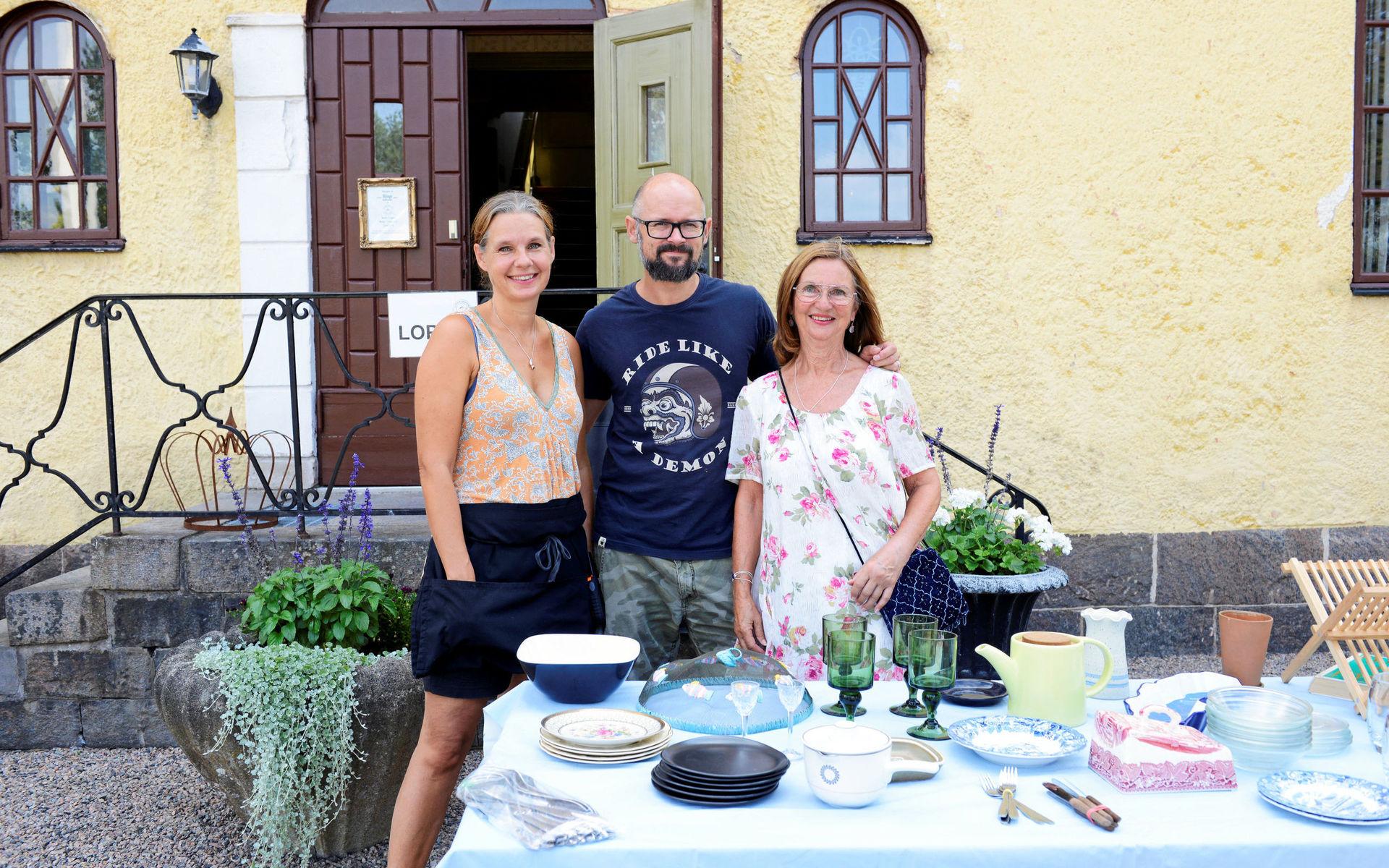 Andra året. Agneta Lundqvist, Daniel och Anna Eråker tycker det är roligt med loppisen och tycker att efter två år så är det en tradition i Slöinge.