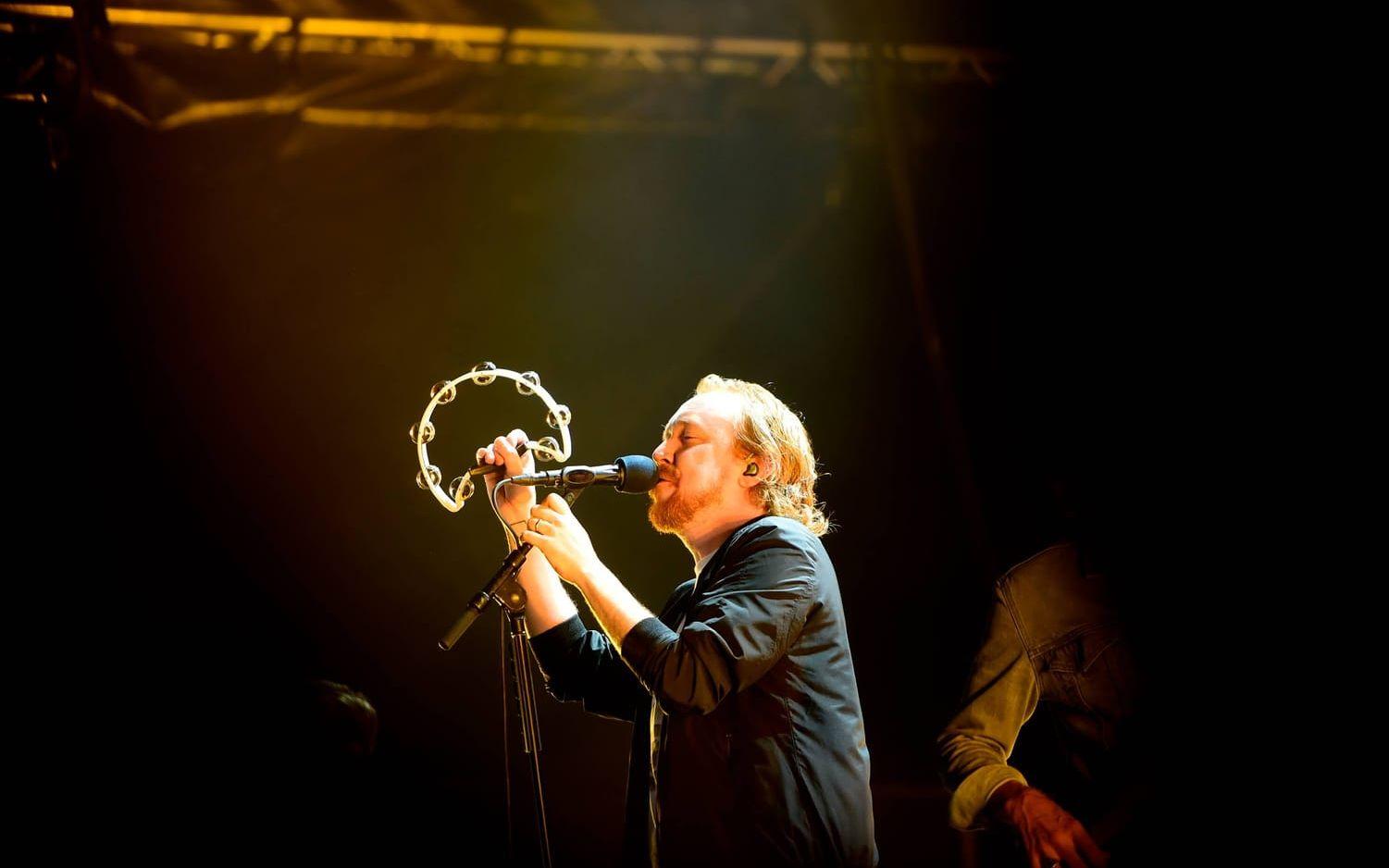 Lars Winnerbäck bytte ibland gitarren mot en tamburin. Bild: Aline Lessner
