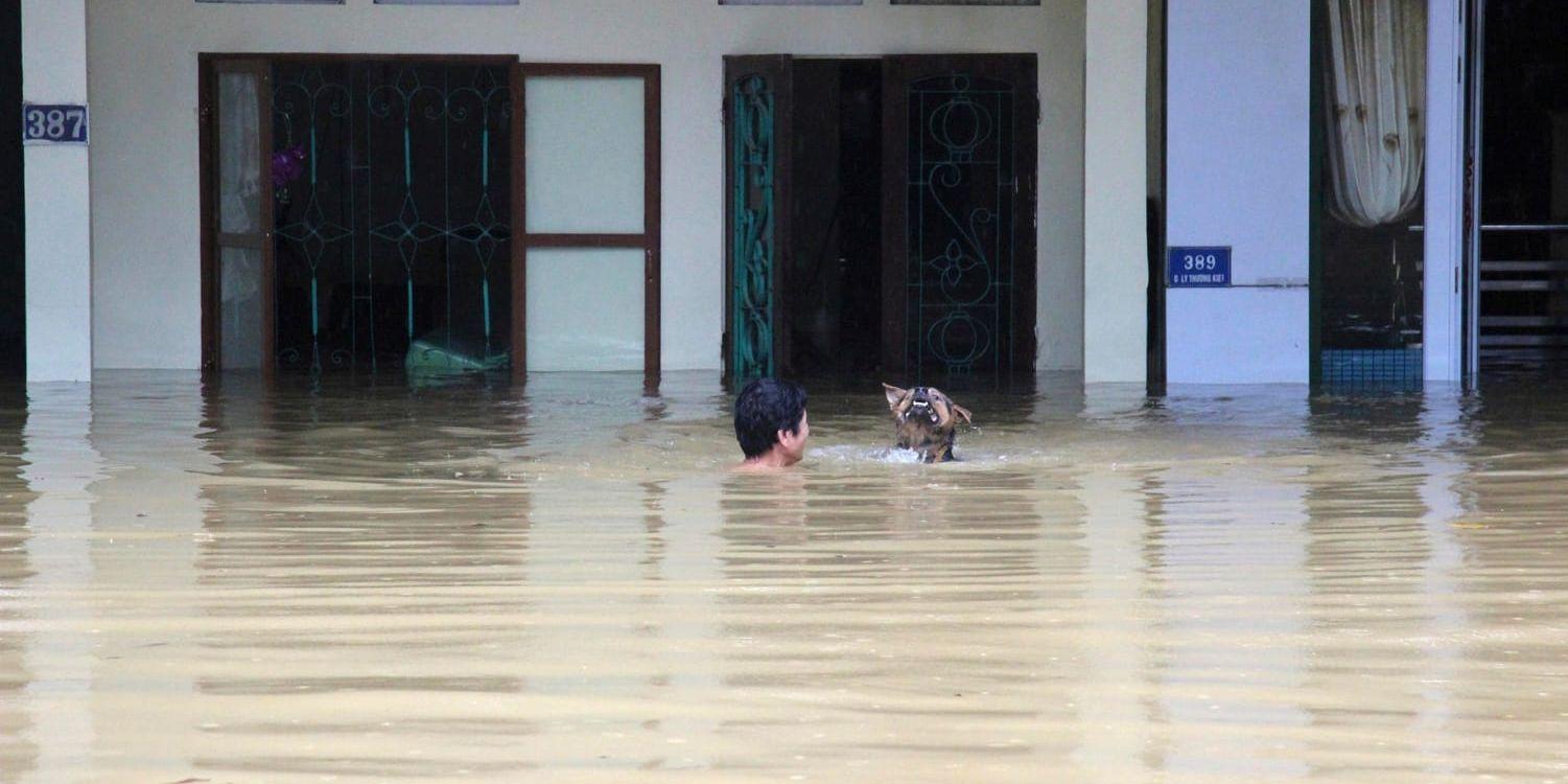 En översvämmad gata i Ha Giang-provinsen i norra Vietnam tidigare i sommar. Personen på bilden har inget med texten att göra. Arkivbild.
