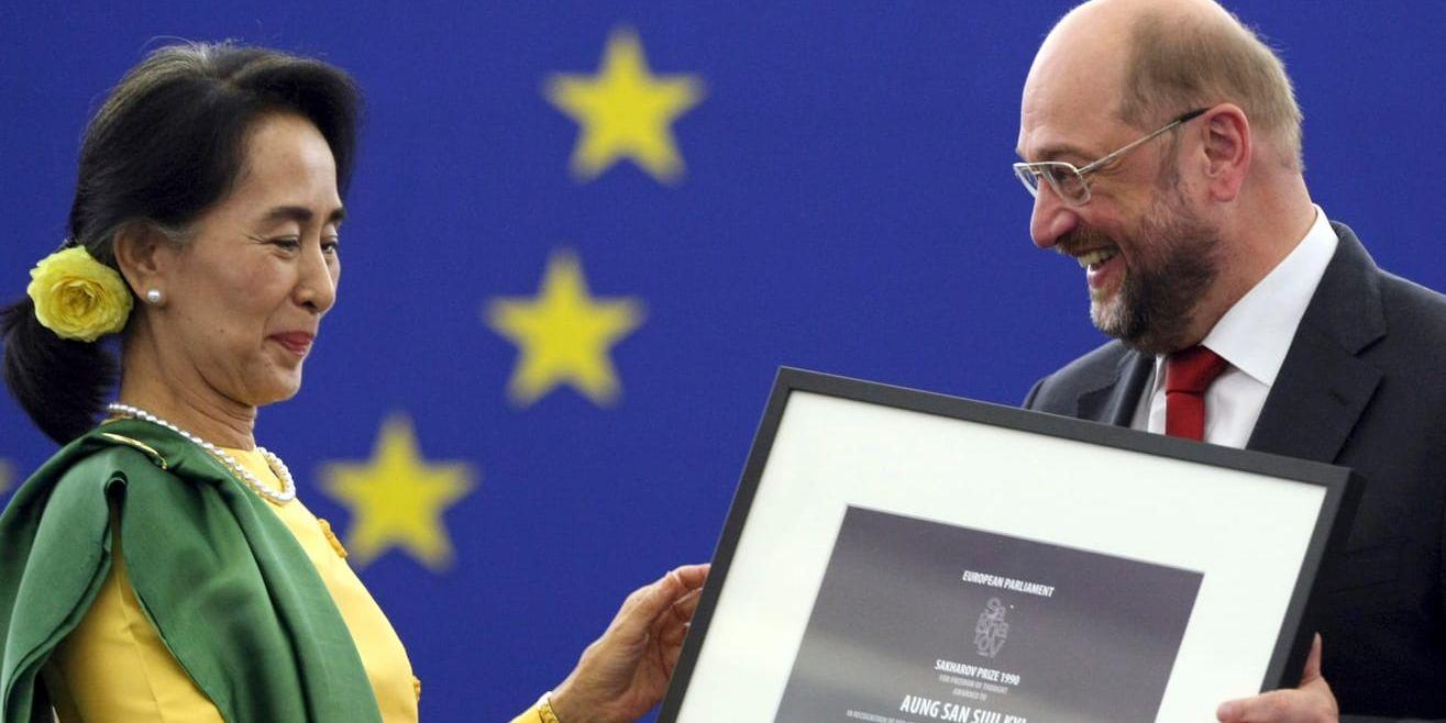 Efter flera år i husarrest kunde Aung San Suu Kyi först år 2013 ta emot EU-parlamentets Sacharov-pris för tankefrihet från dåvarande talmannen Martin Schulz. Arkivbild.
