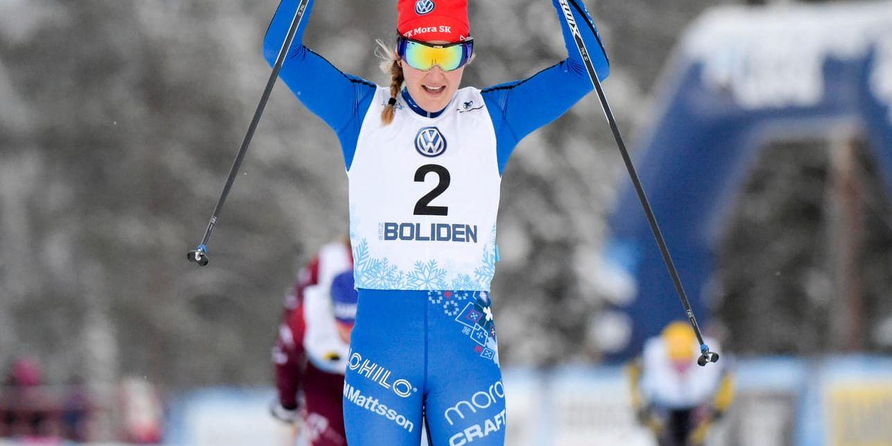 Stina Nilsson vinner finalen i sprint, damer, under Sverigepremiären i skidor.