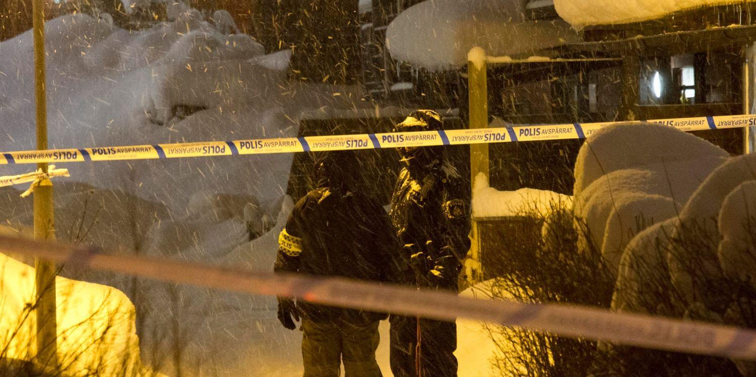 En större polisinsats pågick på en adress i Sandviken efter att mannen hade hittats död.